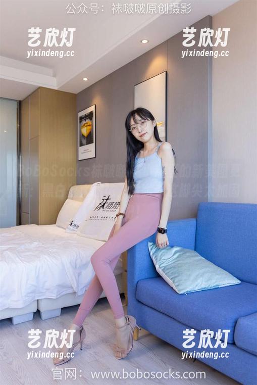 BoBoSocks袜啵啵-小甜豆 BoBoSocks袜啵啵 - 小甜豆的新美图更新:黑白丝大腿袜,哦哟,这脚尖太加固了吧!