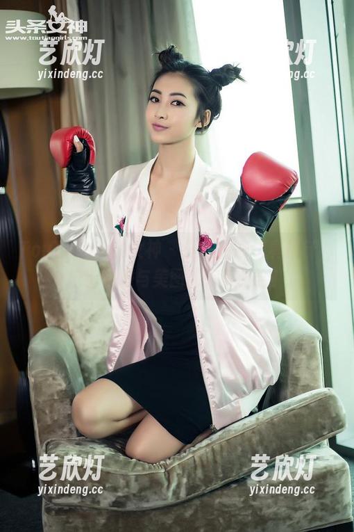 TouTiao头条女神-曼苏拉娜 TouTiao头条女神 - 曼苏拉娜认真打针,护士制服与美图的完美结合!