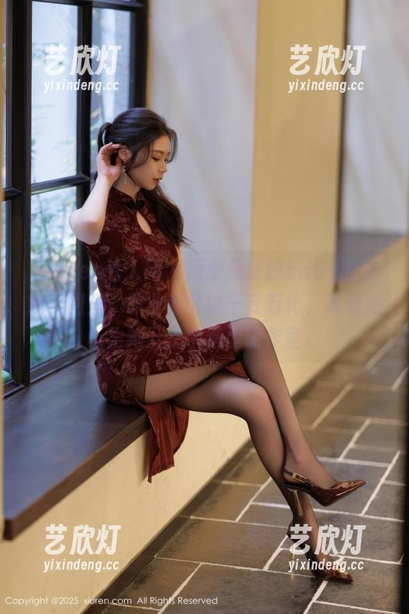 Xiuren秀人网 - 原来周慕汐baby的在线美图里，职业装可以千变万化，我差点以为她开了个造型工作室。