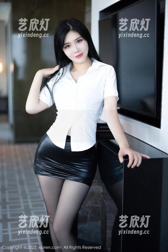 Xiuren秀人网 - 图集探班：闫璐璐裸足，似乎在提醒我要注意这些细节了。