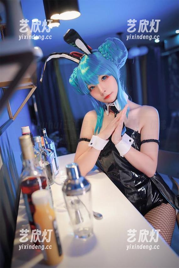 yuuhui玉汇 看,yuuhui玉汇穿着和服的写真,仿佛是一幅不太谦虚的画,果然颜色亮眼。