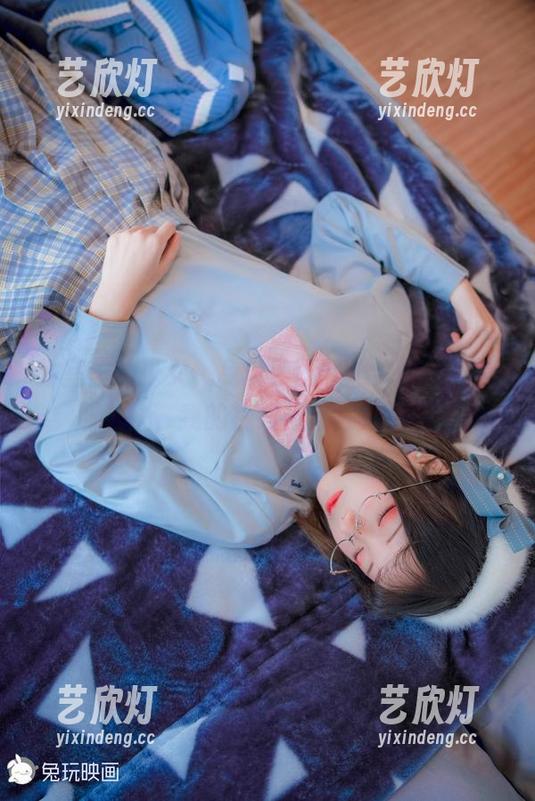 兔玩映画 教室里的少女,兔玩映画精选,书本翻得那么快,我的视线却停在她周围。