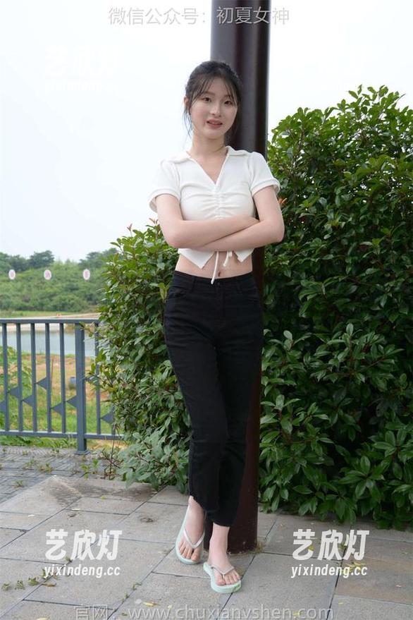 初夏女神-安妮 初夏女神 - 有没有人注意到安妮短裤里的“小心思”?图包都在这,快来下载吧!