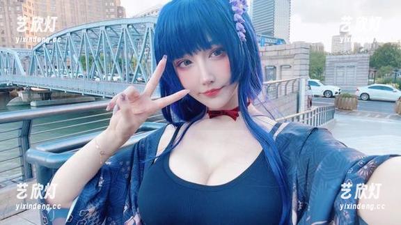 照片里的啾小妍，原图透出的小秘密：她的猫坐在镜头旁边闲着呢！