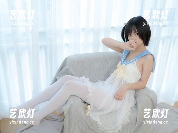 少女秩序 少女秩序又来了!白丝T恤配图,穿出“白色王国”的气势。