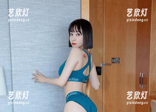果儿Victoria 微密圈 - 裸足奇遇记:果儿Victoria与地面亲密接触的写真图集