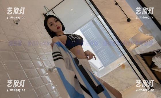 果儿Victoria 微密圈 - 果儿Victoria的礼服在无圣光开场,细微的尴尬和好奇同时浮现。