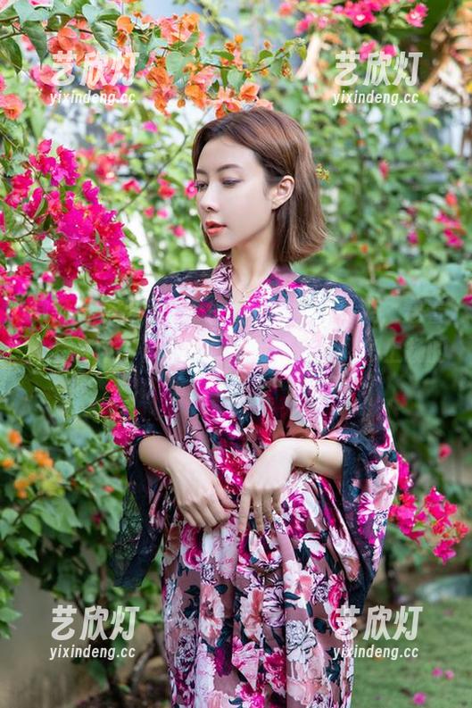 果儿Victoria 微密圈 - 果儿Victoria的黑丝套装,穿着像个女神,看原图时,我却是个嘴角上扬的傻瓜。