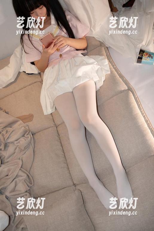 森萝财团-小夜 森萝财团 - 小夜的月下私房:白丝15D超薄,穿在身上就好像披着一层空气,大家遵循我的指示去嗨吧!