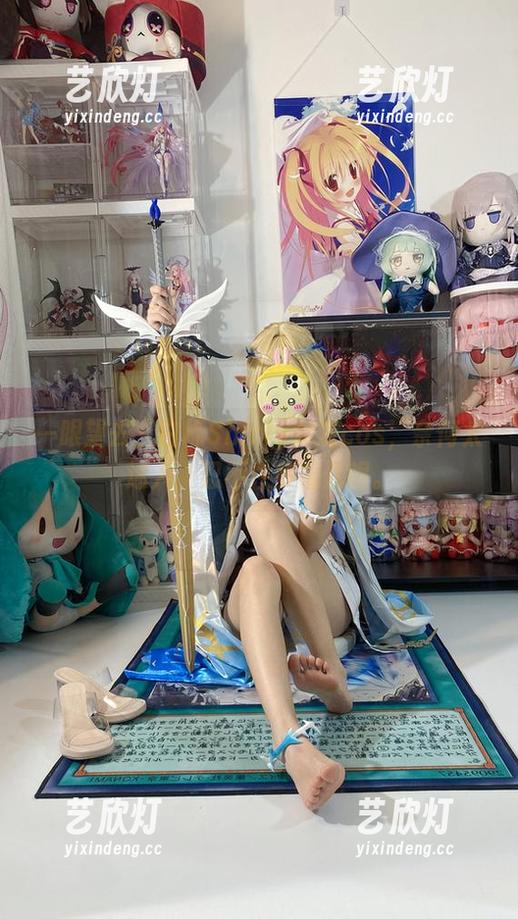 一眼望去，白栎Shirly女友cos，奈何太迷人，忍不住多看几眼。
