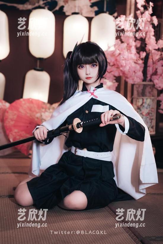 白莉爱吃巧克力 白莉爱吃巧克力泳装作品:镜头前的她,似乎在向我问好,又像在给我卖个关子。