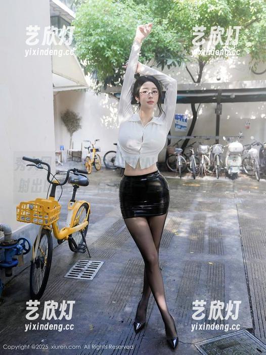 秀人网-Niki可雅 秀人网 - 这些原图里的Niki可雅,眼镜反射出的光泽,有种想一直看下去的魔力。