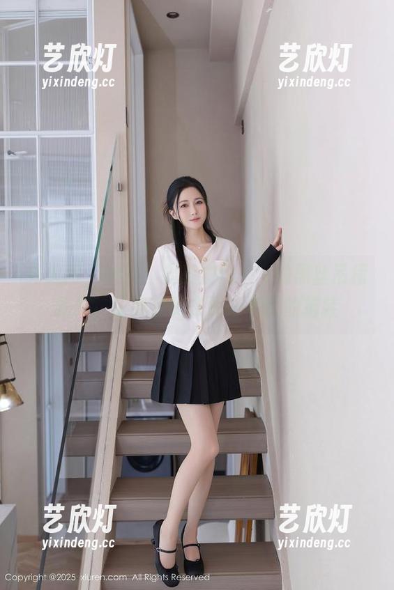 秀人网-周慕汐fairy 秀人网 - 冲鸭!周慕汐fairy的黑丝吊裙新作,让我想跑去买米老鼠的拖鞋
