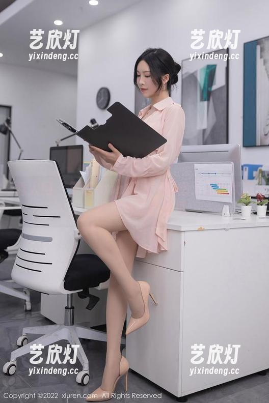 秀人网 - 筱慧icon短裙：解密无圣光状态，图集中藏的玄机