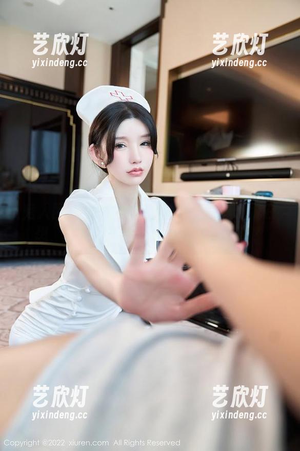 秀人网-赵惟依coco 秀人网 - 赵惟依coco的制服写真:我在想,这穿上去是不是上下赛过军训?