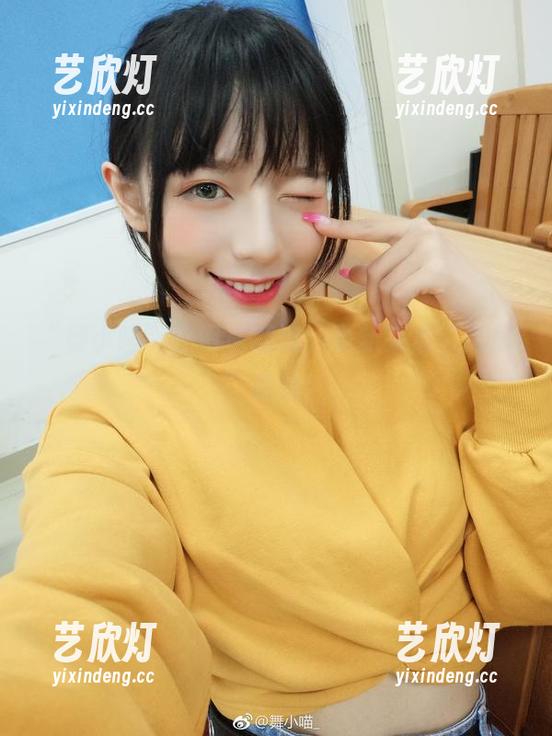 舞小喵 “舞小喵”在厨房翻滚,更新来点“舔屏”美图!