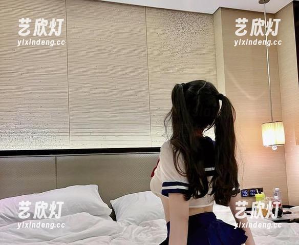 艾拉·isla 微密圈 - 格子衫搭配眼镜?艾拉·isla这是想一秒变书生吗?壁纸还得看点。