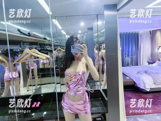 葛征 微密圈 - 葛征让运动白袜变得很特别——这个合集,照片像个永远跳动的时刻!