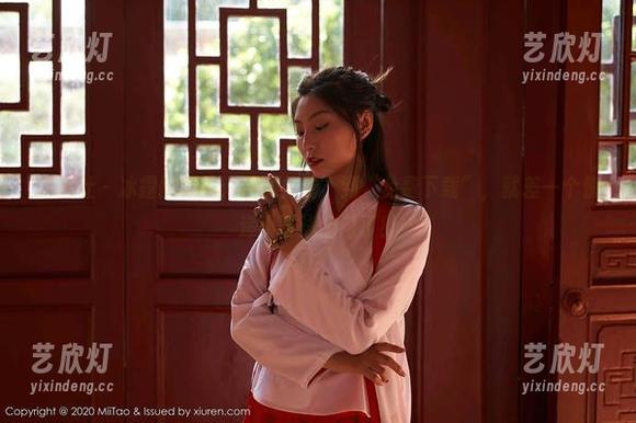 蜜桃社-冰露 蜜桃社 - 冰露的旗袍:从“免费”到“免费下载”,就差一个快递小哥送上门了!