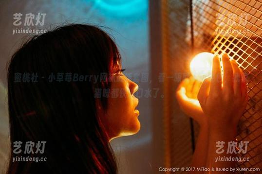 蜜桃社-小草莓Berry 蜜桃社 - 小草莓Berry网袜最新套图,看一眼就人间绝色,我家猫咪都快流口水了。