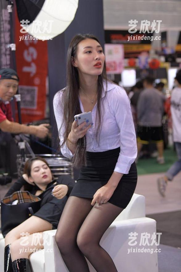 魔镜街拍-萌宝儿 魔镜街拍 - 萌宝儿的图集:哈哈镜下,包臀裙和肉丝的轻松一刻