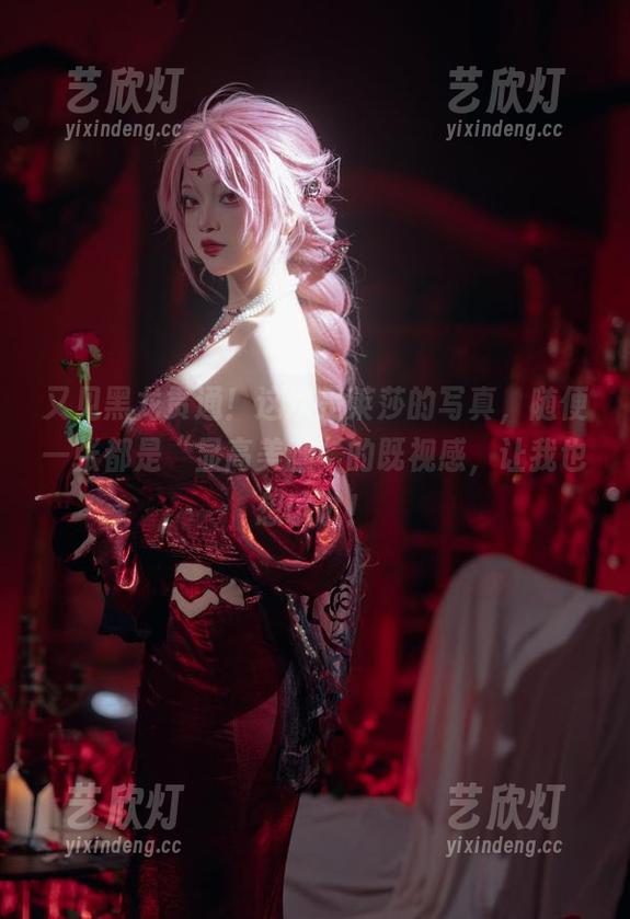 黑龙贯通 又见黑龙贯通!这次是莱莎的写真,随便一张都是“显高美腿”的既视感,让我也想试试!